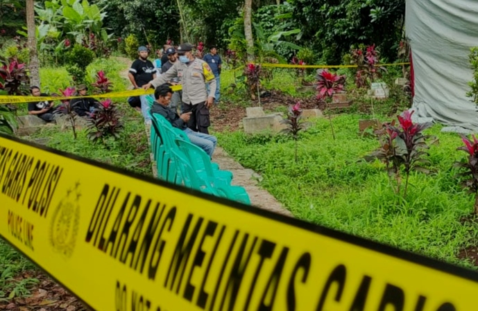 Warga Antusias Menonton Pembongkaran Makam Korban Wowon Cs di Bandung Barat