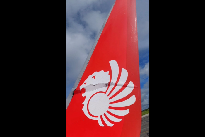 Pesawat Lion Air Tabrak Garbarata, Sayap Retak dan Batal Terbang