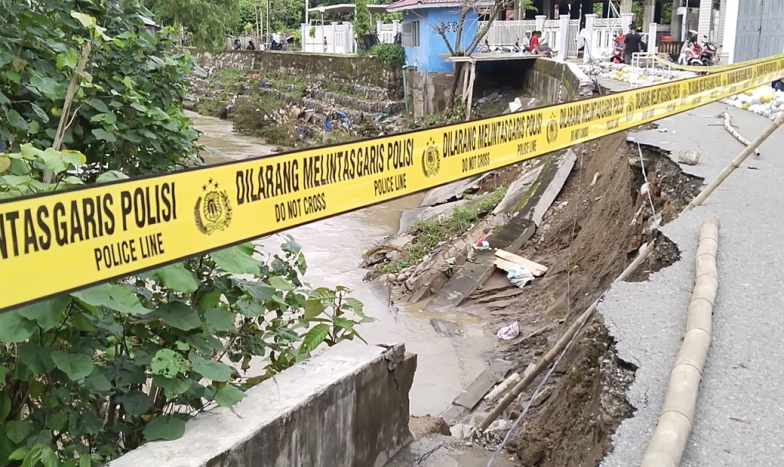 100 Meter Lebih Jalan Ambles akibat Diterjang Banjir Pidie