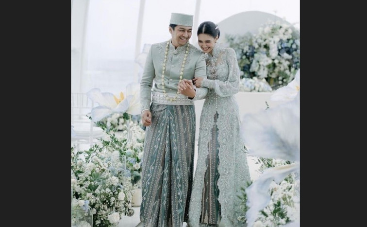 Pasangan Selebritas Deva Mahendra dan Mikha Tambayong Menikah