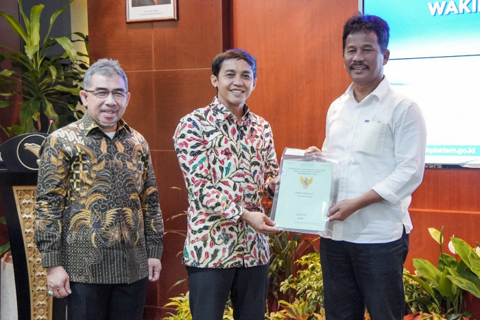 Wamen ATR/BPN Serahkan Sertifikat Tanah untuk Sekolah dan Pesantren di Batam