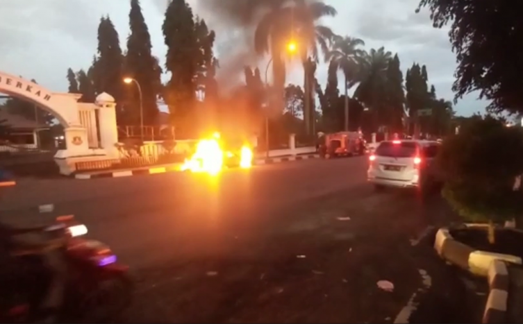Mobil Sedan Terbakar di Pandeglang Diduga Korsleting Listrik