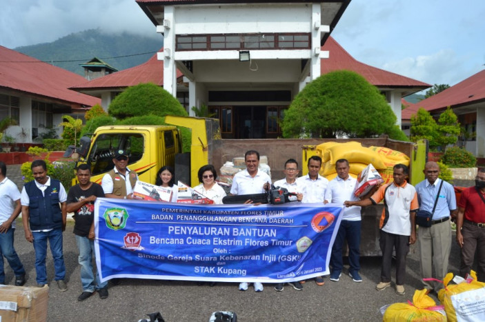 Pendeta Sinode GSKI Bersama STAK Kupang dan STT Beri Bantuan untuk Korban Cuaca Ekstrem di Flotim