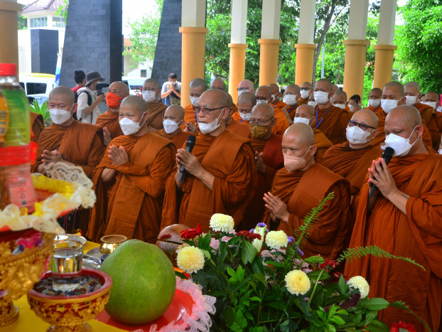 Cerita Tiga Penjual Sisir di Kompleks Biara Shaolin, Berhasilkah? 