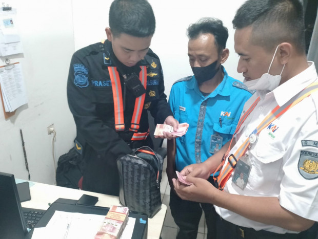 Petugas Kebersihan Stasiun Yogyakarta Temukan Tas Berisi Uang Rp44 juta 