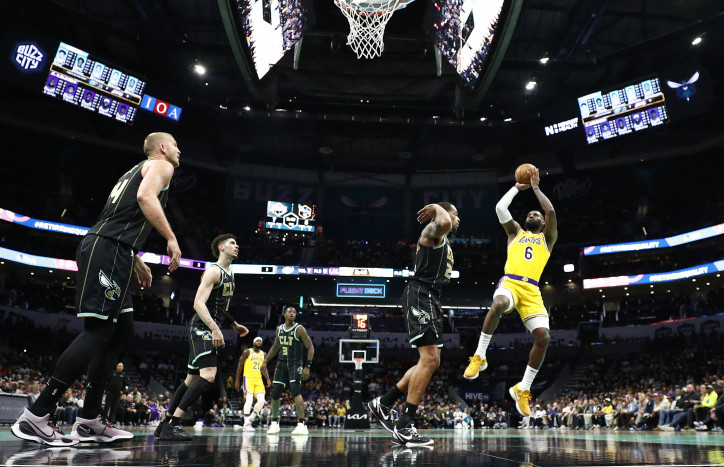 James Cetak 43 Poin, Lakers Kalahkan Hornets