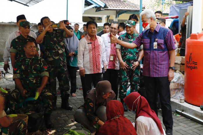 Cek Dapur Umum, Ganjar Pastikan Kebutuhan Pengungsi Banjir Terpenuhi