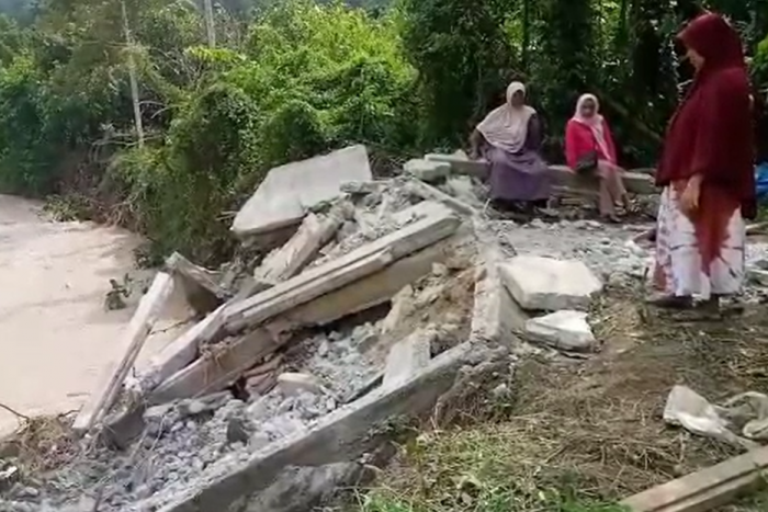 Satu Rumah Ambruk Diterjang Banjir Pidie