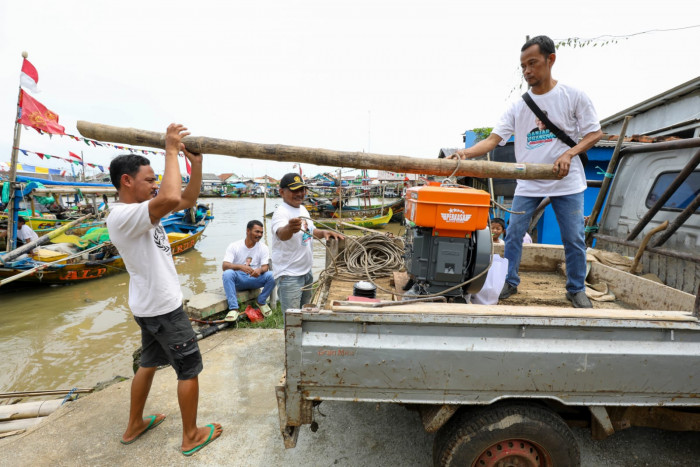Komunitas Nelayan Pesisir Beri Bantuan Mesin Kapal untuk Kelompok Nelayan di Karawang