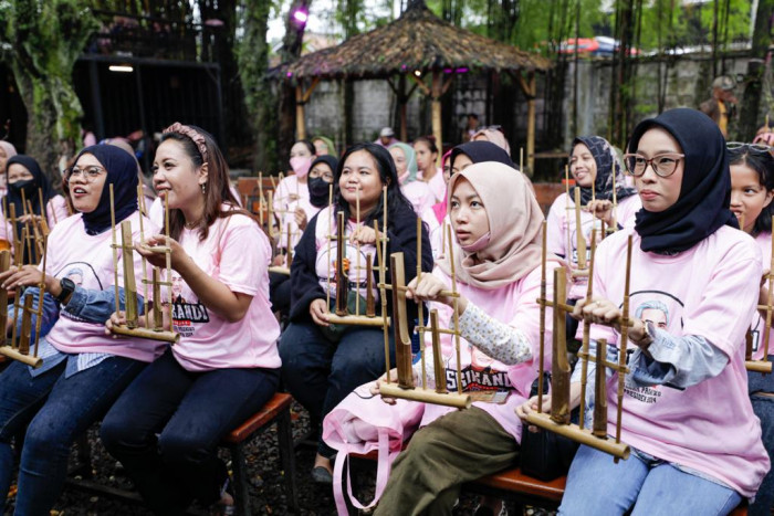 Milenial Belajar Angklung Bersama Srikandi Ganjar Jawa Barat