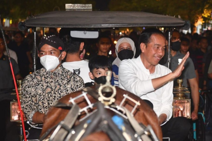 Sabtu Malam, Jokowi dan Keluarga Keliling Malioboro Naik Andong