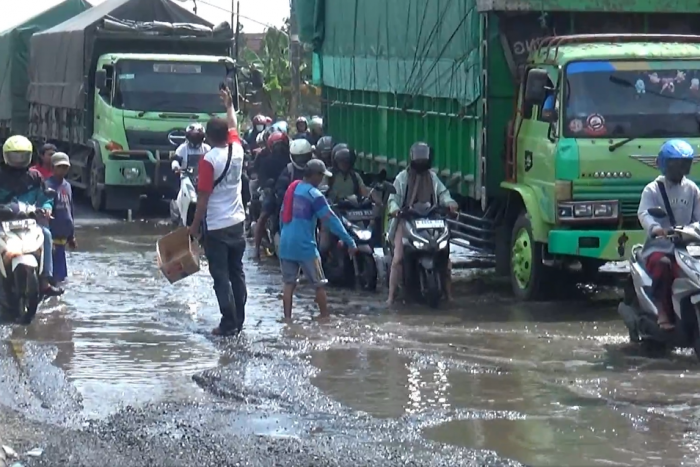Jalur Pantura Demak Semarang Rusak, Banyak Sepeda Motor Terjatuh