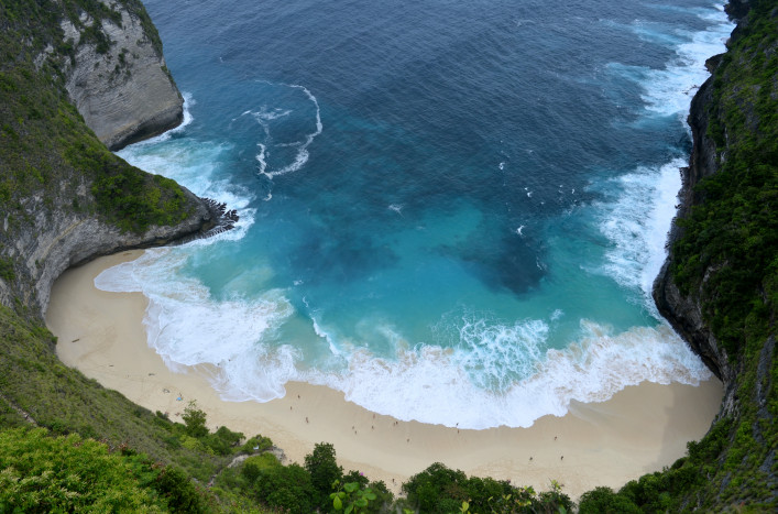 Tim SAR Cari Dua WNA Terseret Ombak di Diamond Beach Bali