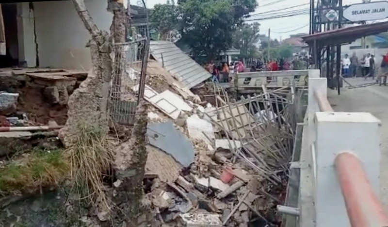 Warga Dikagetkan Rumah Dua Lantai di Cimahi Tiba-Tiba Ambruk