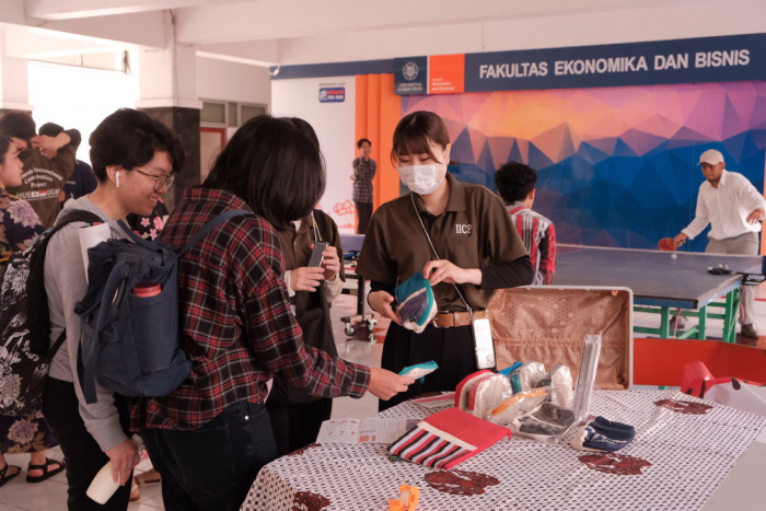 UGM Gandeng Hiroshima University of Economics Lestarikan Tenun Lurik