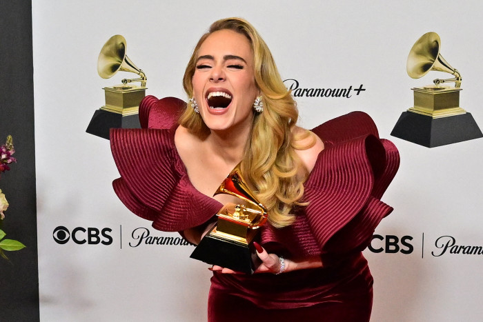 Adele Dedikasikan Penghargaan Grammy untuk Sang Putra