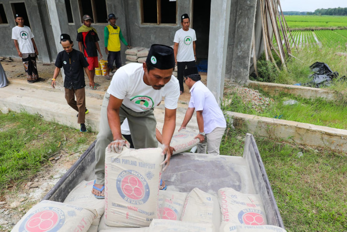 SDG Lampung Beri Bantuan Material Pembangunan Ponpes Al-Falah