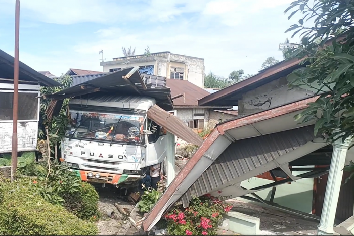 Truk Kontainer Tabrak Dua Rumah di Kota Tebing Tinggi