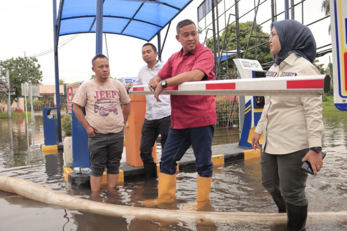 Banjir di Area Blu Plaza Kota Bekasi Akibat Saluran Mampet