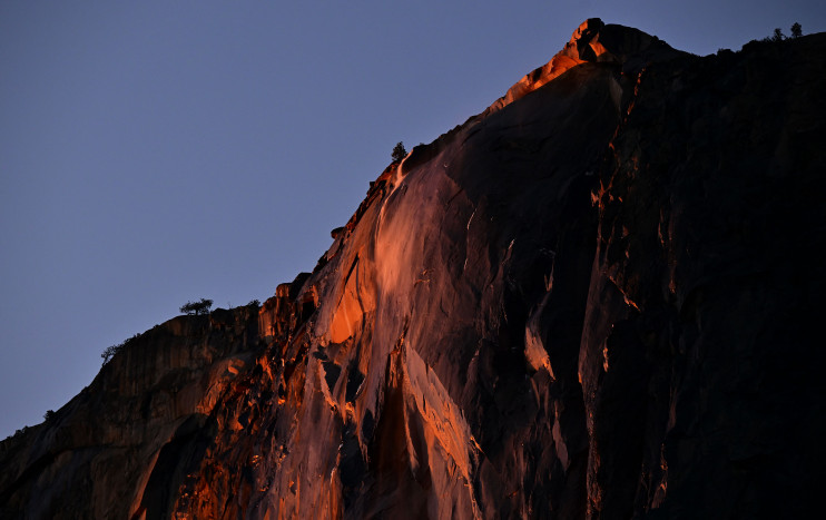 Cahaya Matahari Senja Ciptakan Pemandangan Indah di Air Terjun Yosemite