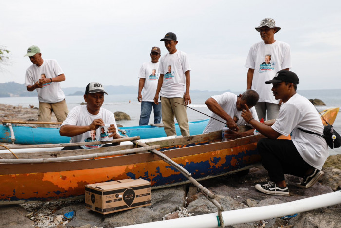 Komunitas Nelayan Pesisir Bantu Renovasi Kapal Nelayan di Lampung Selatan