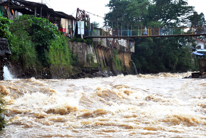 Dua Siswa SMP Terjebak Arus Deras Sungai Ciliwung Berhasil Dievakuasi
