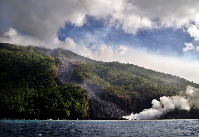 Luncuran Lava Pijar Gunung Karangetang Mengarah ke Sejumlah Sungai