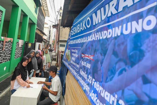 Relawan Sandiaga Uno Gelar Bazar Sembako Murah di Jakarta Barat