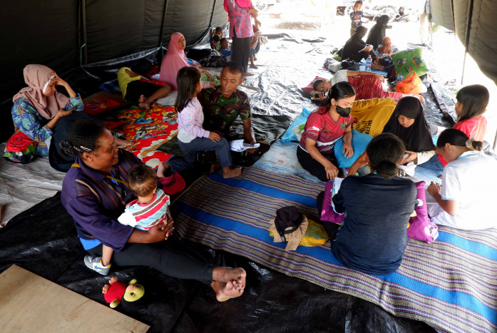 Hindari Gempa Susulan, Warga Jayapura Pilih Tidur di Tenda Pengungsian
