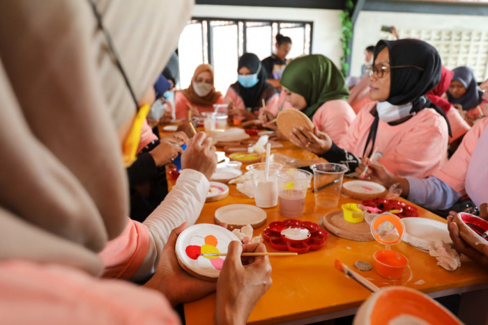 Mak Ganjar Lampung Gelar Workshop Lukis Gerabah