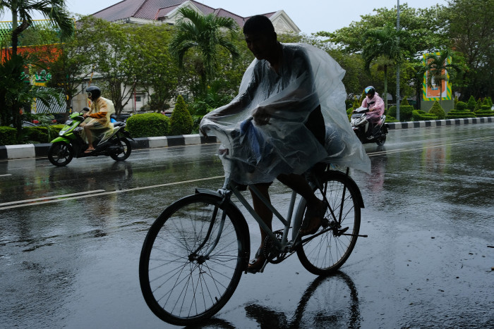 BMKG: Potensi Hujan Lebat Disertai Petir dan Angin Kencang Esok Hari