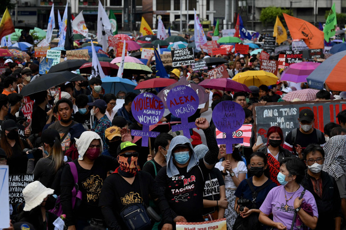 Warga Filipina Berunjuk Rasa Peringati Gerakan People Power