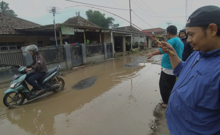 Protes Jalan Rusak, Warga Cihampelas KBB Mancing di Kubangan