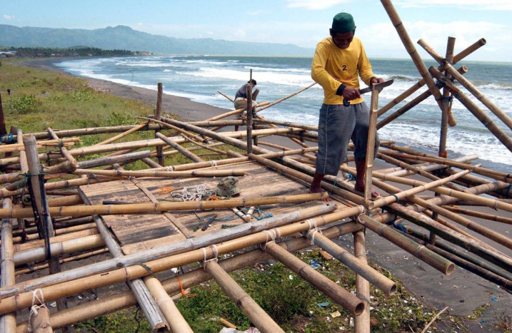 Pesisir Pantai Palabuhanratu Diterjang Gelombang Pasang