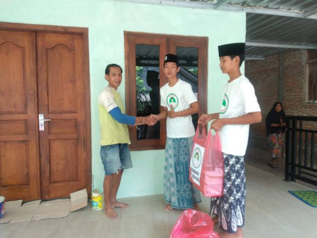 Relawan Santri Dukung Ganjar Bagikan Takjil untuk Buruh Bangunan di Klaten