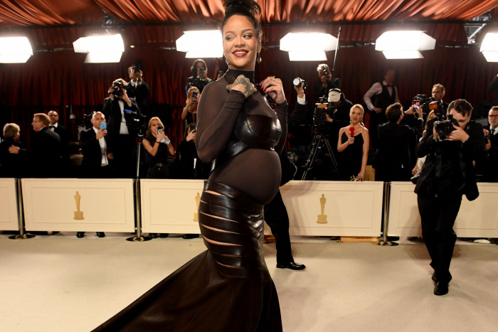 Dibalut Gaun Hitam, Rihanna Tampil Menawan
