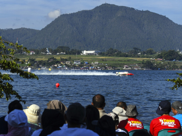  Ini Danau Terbesar dan Terdalam di Indonesia