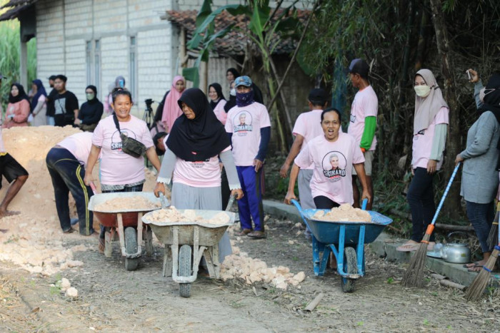 Srikandi Ganjar Jateng Bantu Pasir Uruk ke Warga Desa di Kabupaten Pati