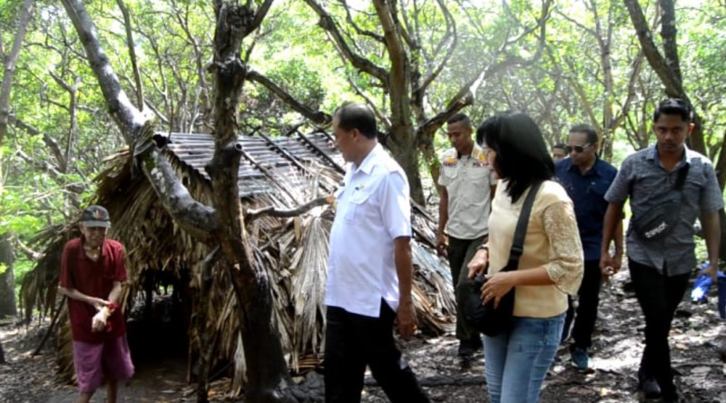 Pj Bupati Flotim Kunjungi dan Serahkan Bantuan ke Lansia Tunanetra yang Tinggal di Hutan