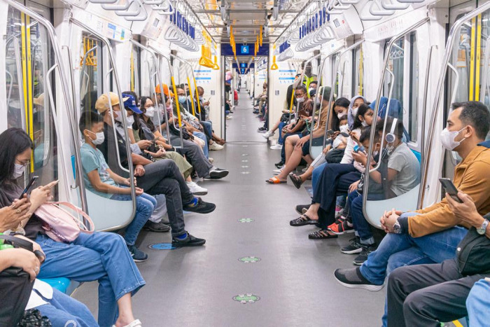 MRT Jakarta Izinkan Buka Puasa dengan Kurma dan Air Putih di Dalam Rangkaian