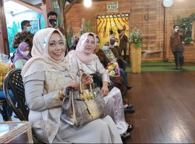 Viral, Anak dan Istri Kabid Dishub DKI Pakai Tas Mewah