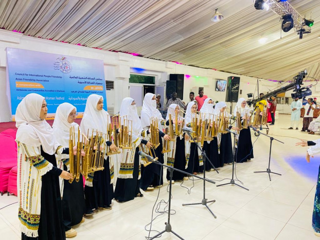 Angklung dan Busana Tradisional Indonesia Pukau Rakyat Sudan