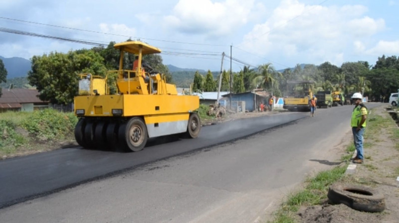 Jelang Semana Santa dan Lebaran, Ruas Jalan di Kota Larantuka Diperbaiki
