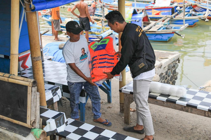 Komunitas Nelayan Pesisir Beri Bantuan Alat Keselamatan Pelayaran di Pelabuhan Santolo