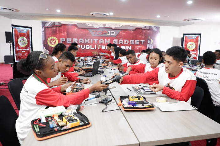 Anak Muda Papua dari PYCH Sukses Rakit Ponsel dan laptop dengan Jenama TOP.Id