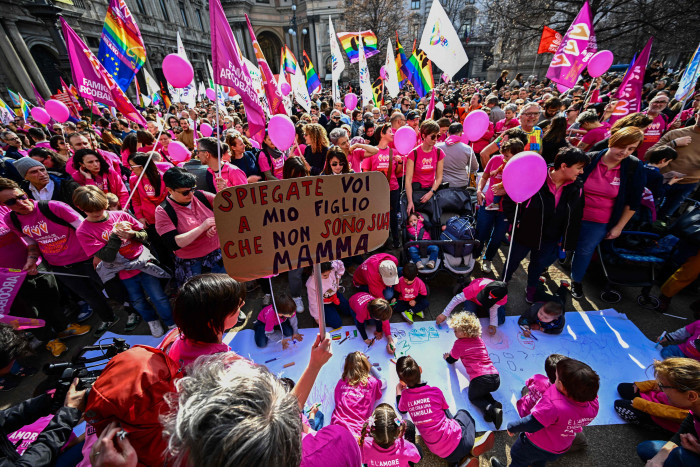 Larangan Hak Adopsi Pasangan Gay Italia Diprotes