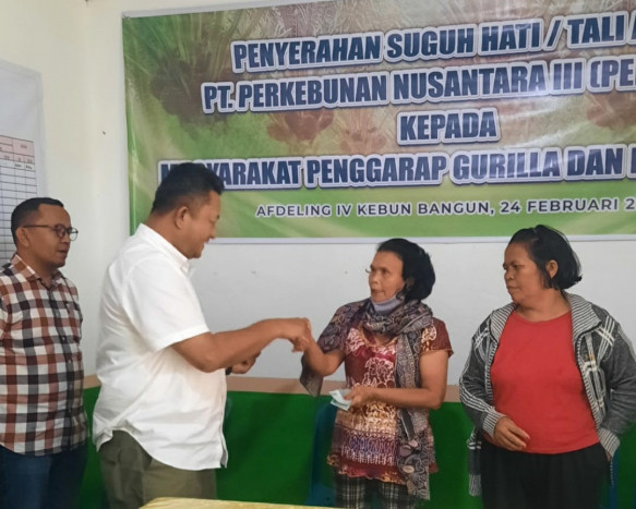 Puluhan Warga yang Mengembalikan Lahan Milik PTPN III dapat Tali Asih