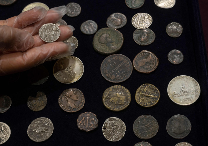 Peru Kembalikan 73 Koin Kuno Era Romawi ke Italia