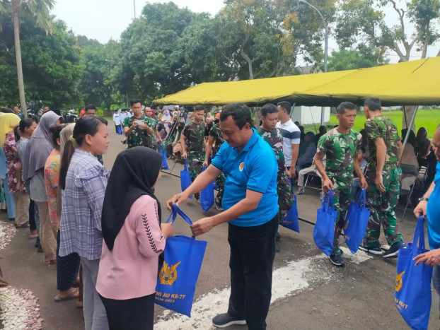 Sambut HUT ke-77, TNI AU Bagikan 1.000 Paket Sembako