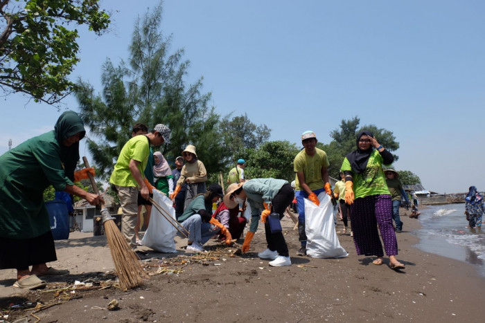 Aeon Indonesia Tanam Bakau dan Bersihkan Bibir Pantai Tanjung Pasir